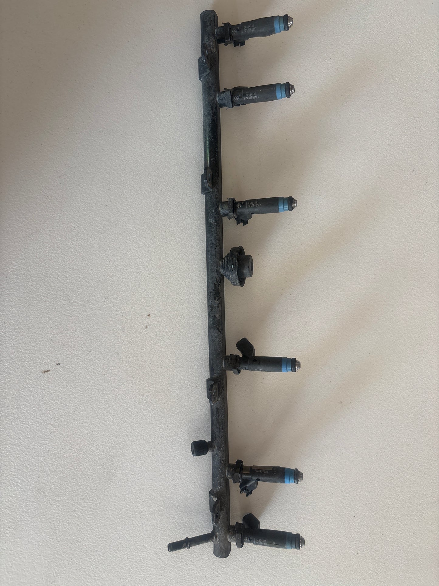 Jeep 4.0 OEM Factory Fuel Rails WITH Injestors. **ALL YEARS**