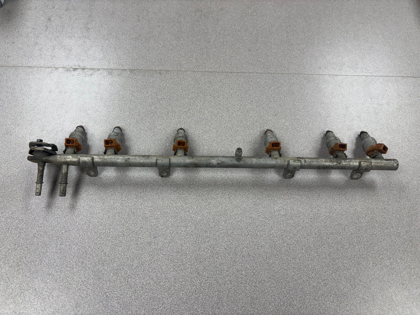 Jeep 4.0 OEM Factory Fuel Rails WITH Injestors. **ALL YEARS**
