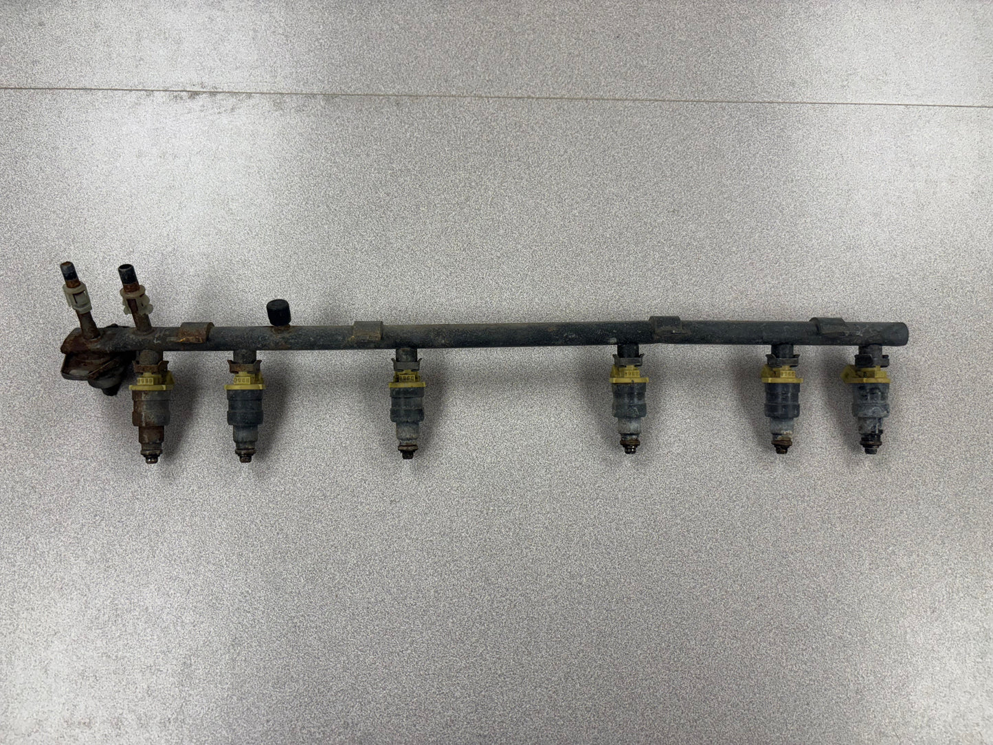 Jeep 4.0 OEM Factory Fuel Rails WITH Injestors. **ALL YEARS**