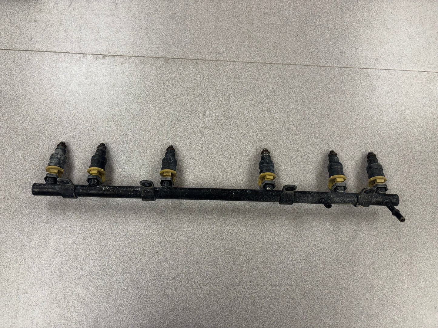 Jeep 4.0 OEM Factory Fuel Rails WITH Injestors. **ALL YEARS**