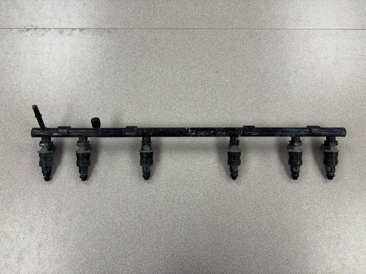 Jeep 4.0 OEM Factory Fuel Rails WITH Injestors. **ALL YEARS**