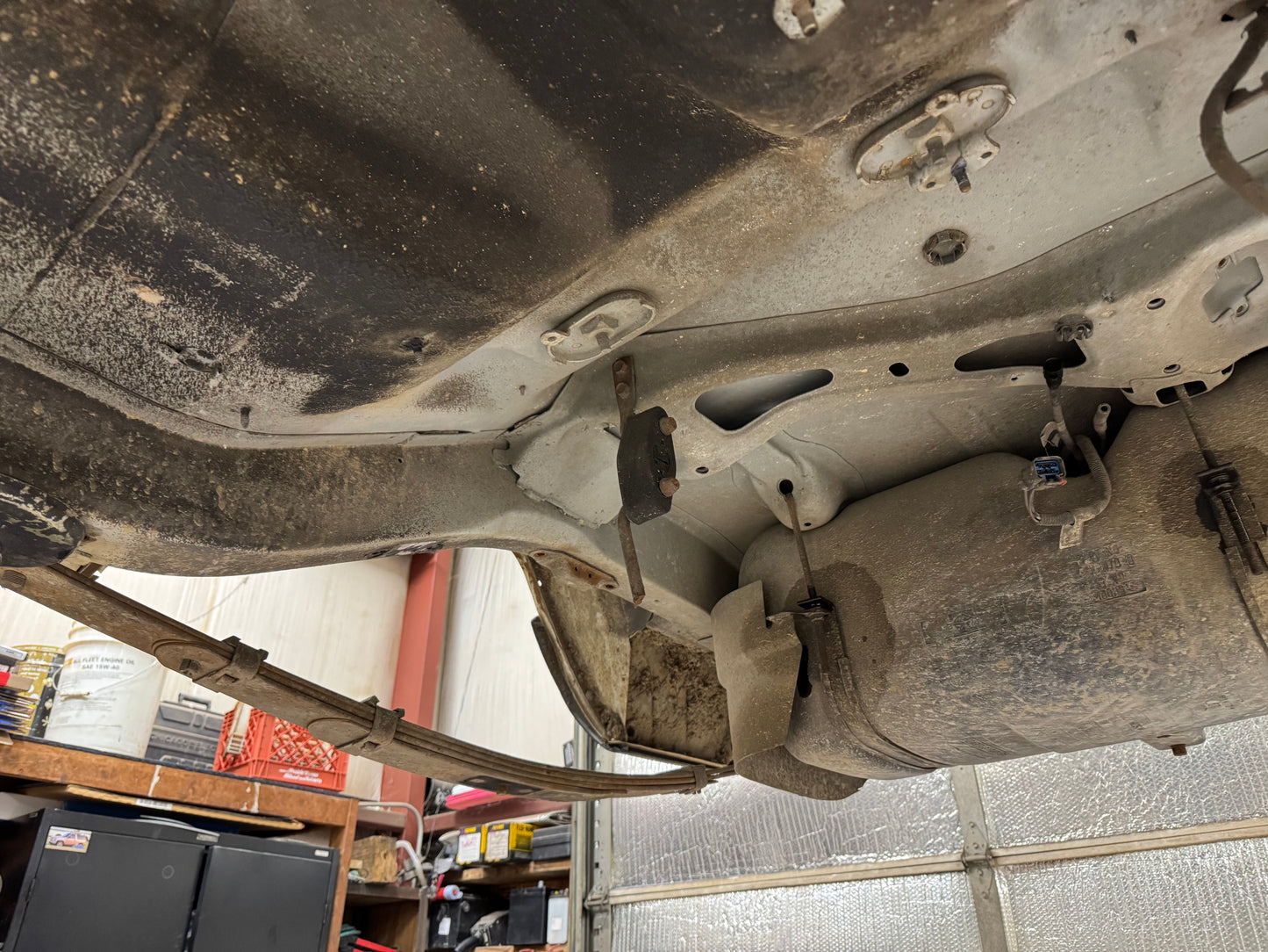 Mid Exhaust Hanger Bracket & Bolts - 1987-2001 Jeep Cherokee XJ