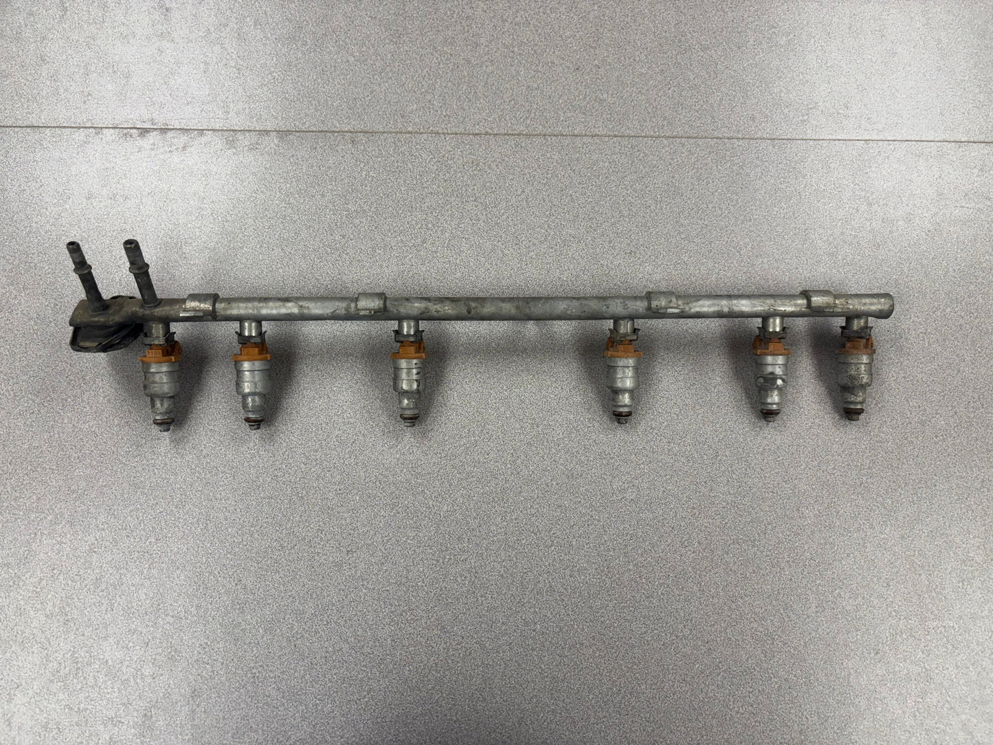 Jeep 4.0 OEM Factory Fuel Rails WITH Injestors. **ALL YEARS**