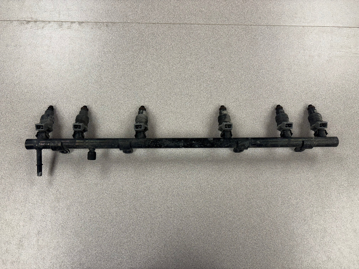 Jeep 4.0 OEM Factory Fuel Rails WITH Injestors. **ALL YEARS**