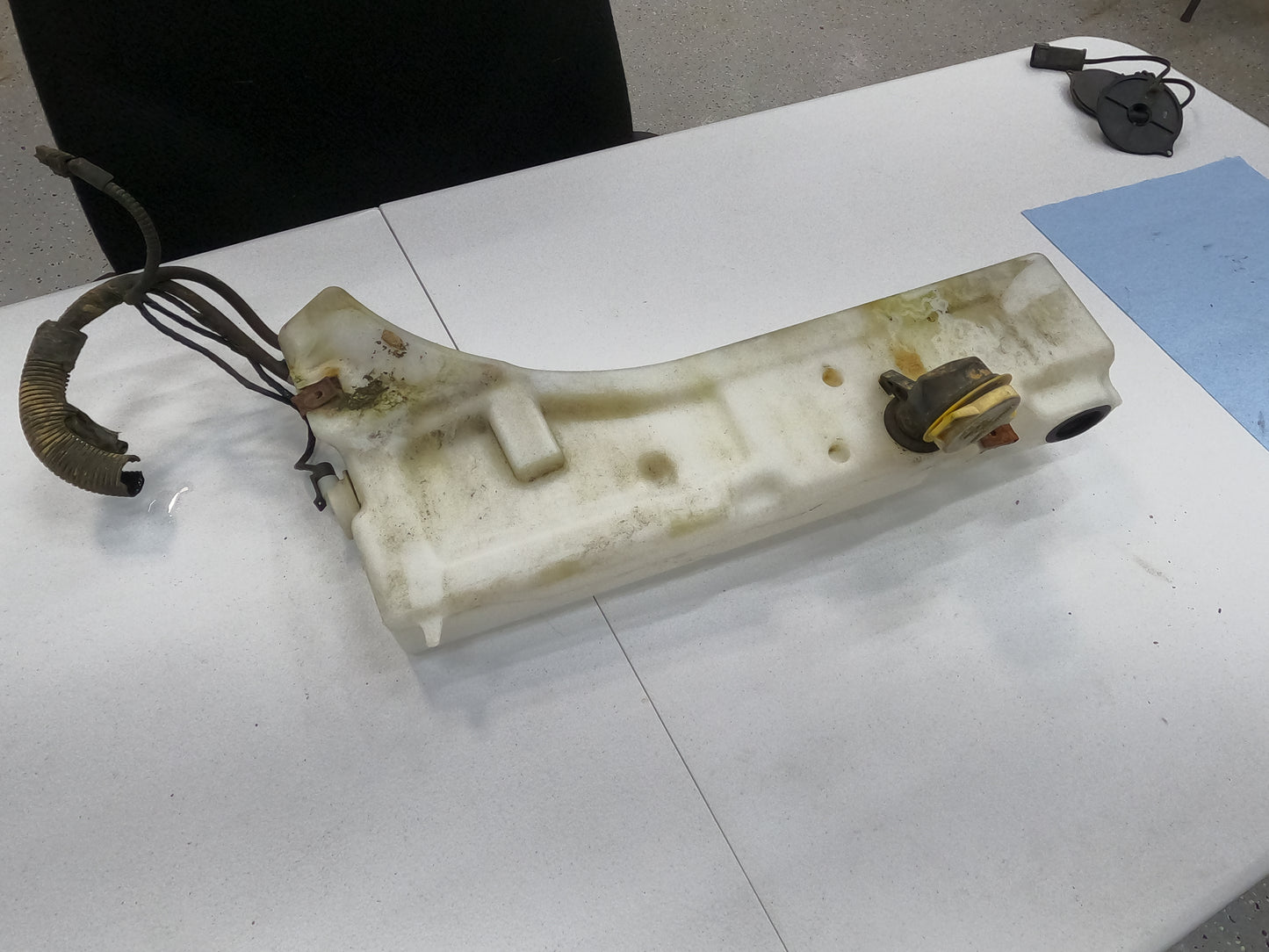 1997-2001 Windshield Washer Jug. Complete! *Tested*