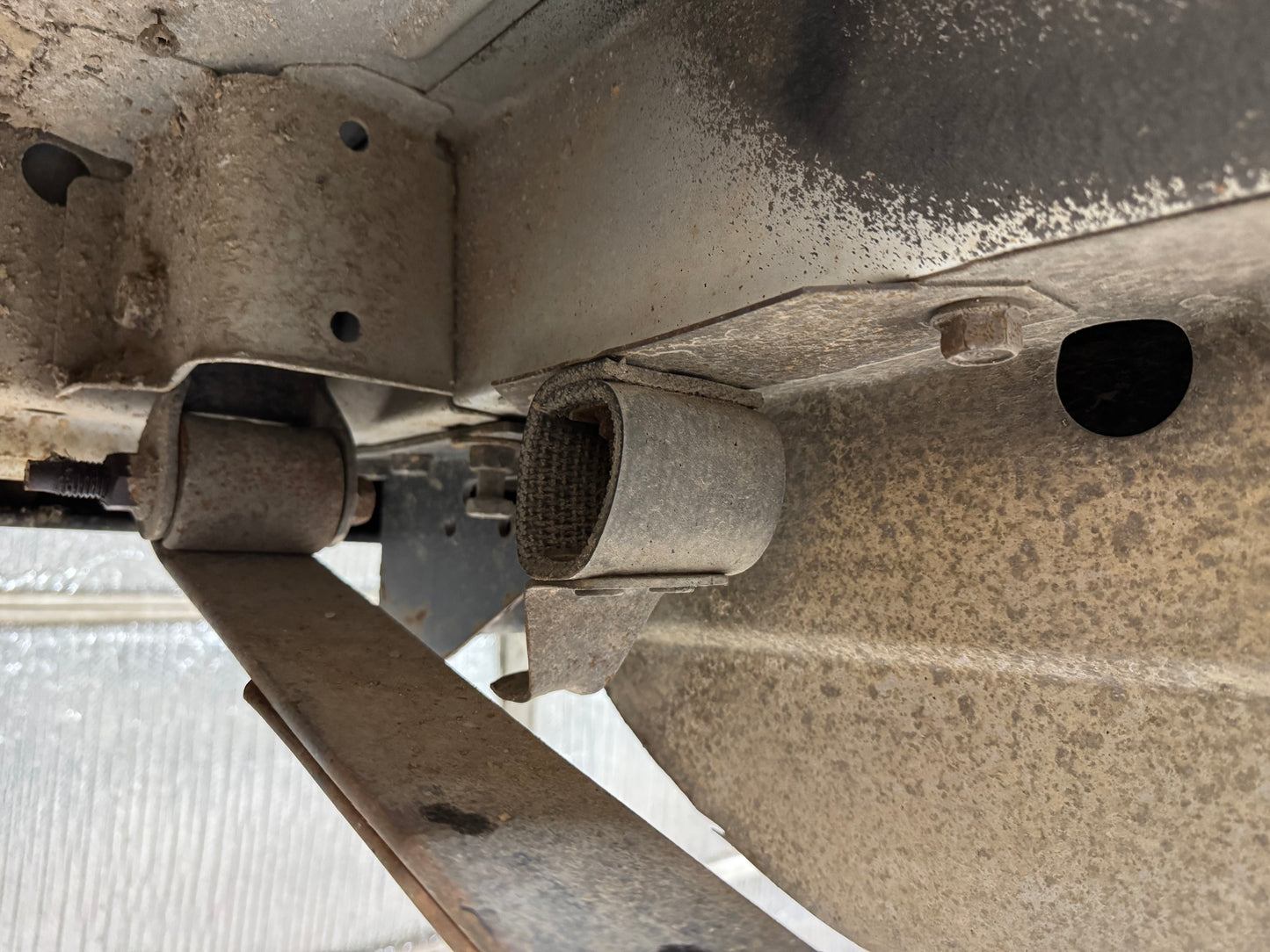 REAR Exhaust Hanger Bracket & Bolts - 1987-2001 Jeep Cherokee XJ