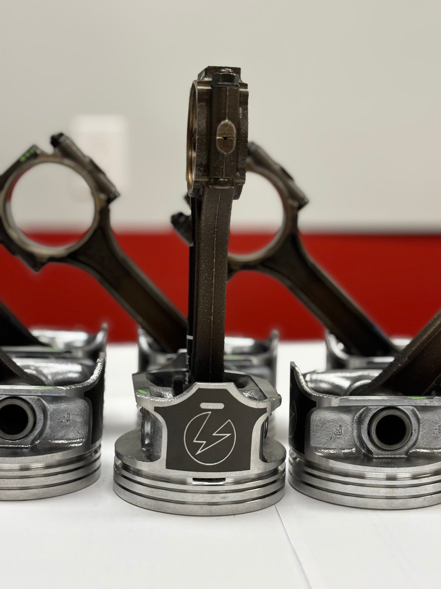 New 4.0 Pistons Pre-Assembled on Rods - Full Set with New Rings