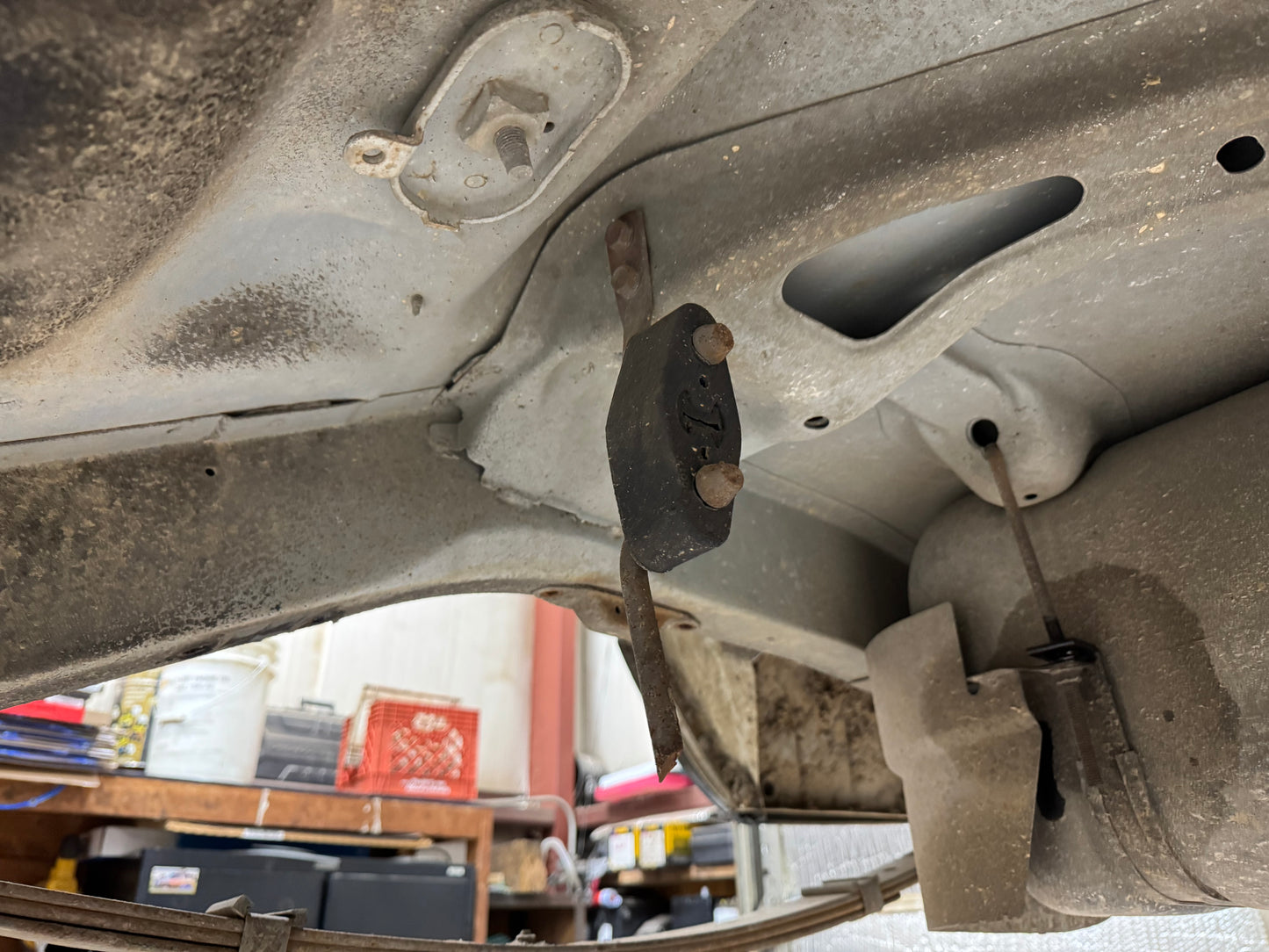Mid Exhaust Hanger Bracket & Bolts - 1987-2001 Jeep Cherokee XJ