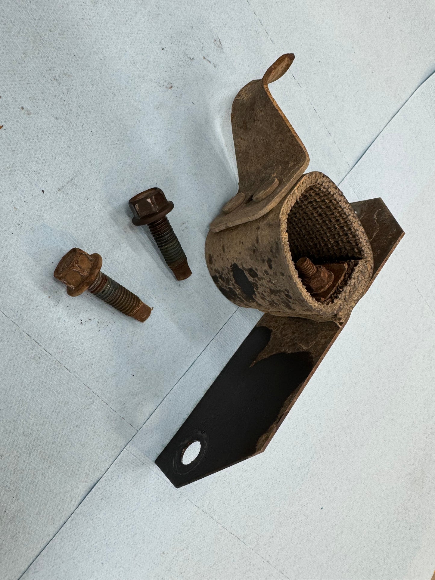 REAR Exhaust Hanger Bracket & Bolts - 1987-2001 Jeep Cherokee XJ