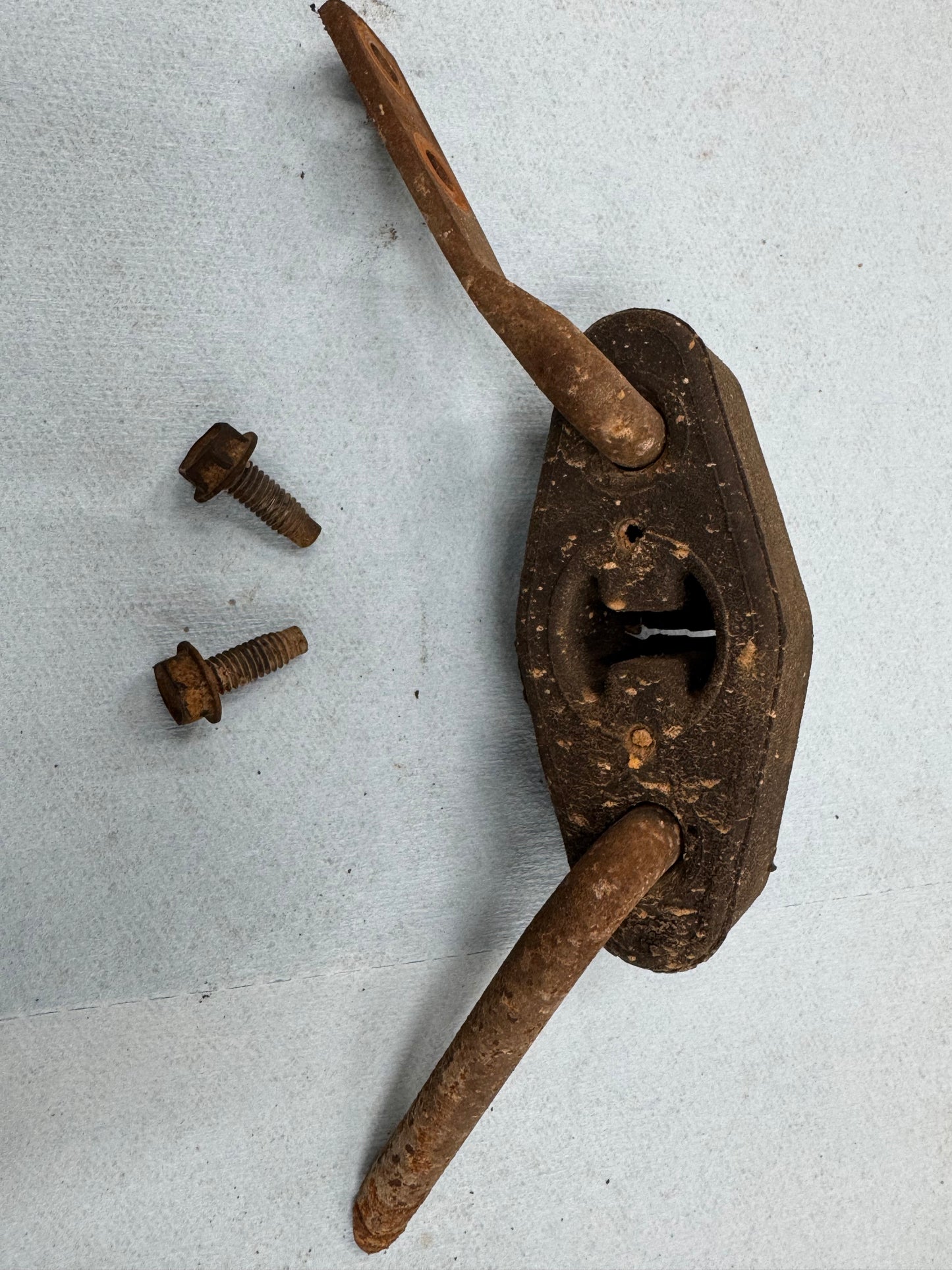 Mid Exhaust Hanger Bracket & Bolts - 1987-2001 Jeep Cherokee XJ