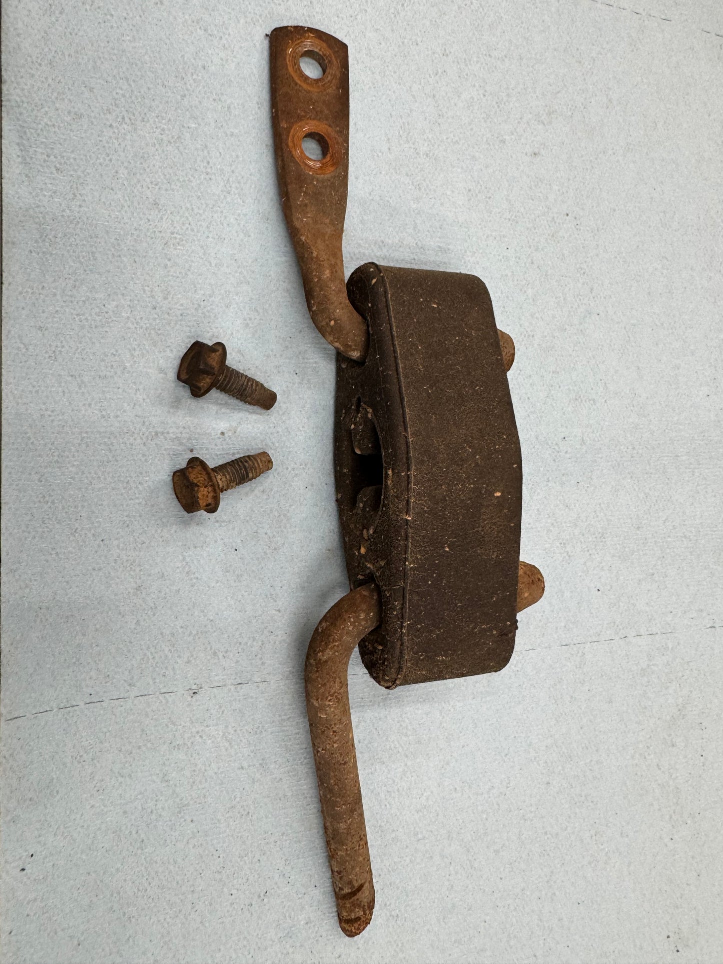 Mid Exhaust Hanger Bracket & Bolts - 1987-2001 Jeep Cherokee XJ
