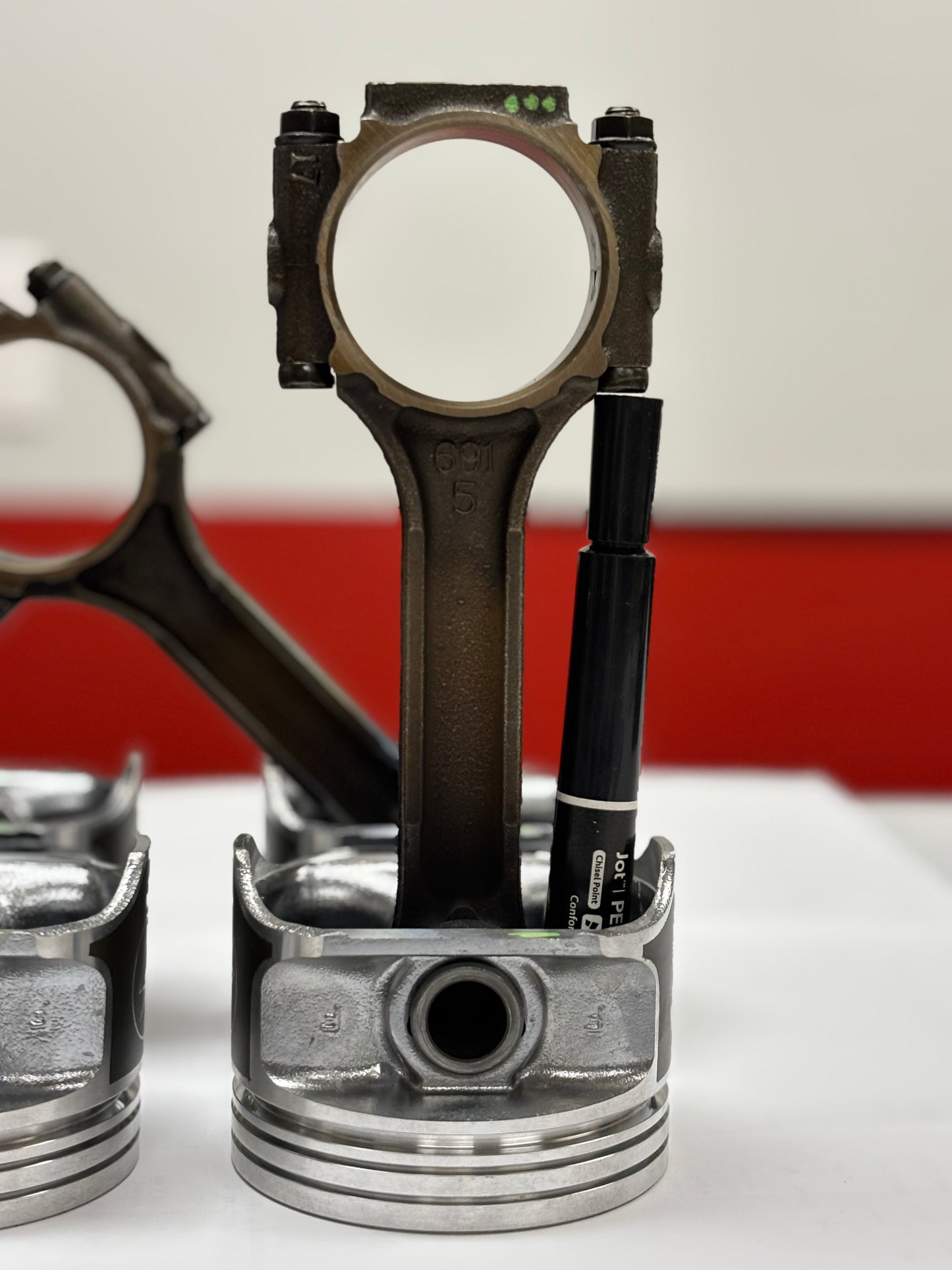 New 4.0 Pistons Pre-Assembled on Rods - Full Set with New Rings