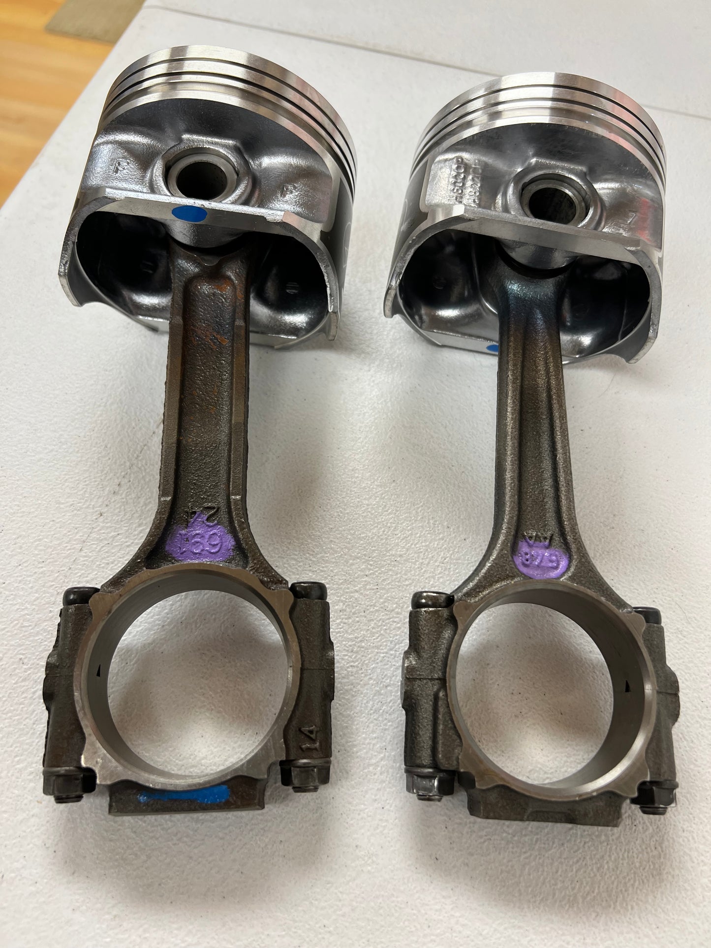 New 4.0 Pistons Pre-Assembled on Used Rods. Full Set with New Rings